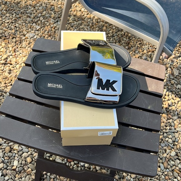 MK Slides size 8 - Picture 2 of 4